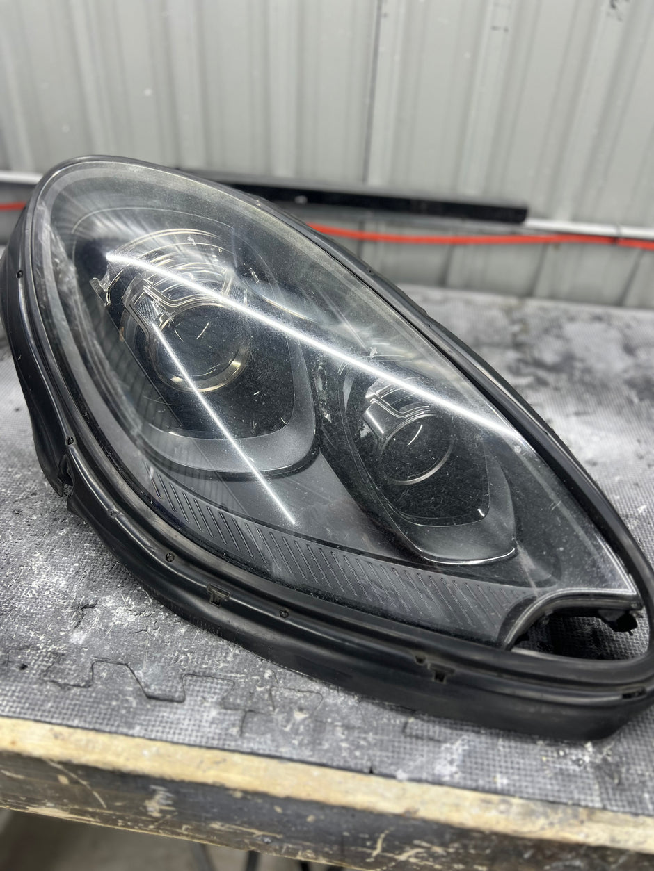 2015-2018 Porsche Macan 95B.1 Headlight Services