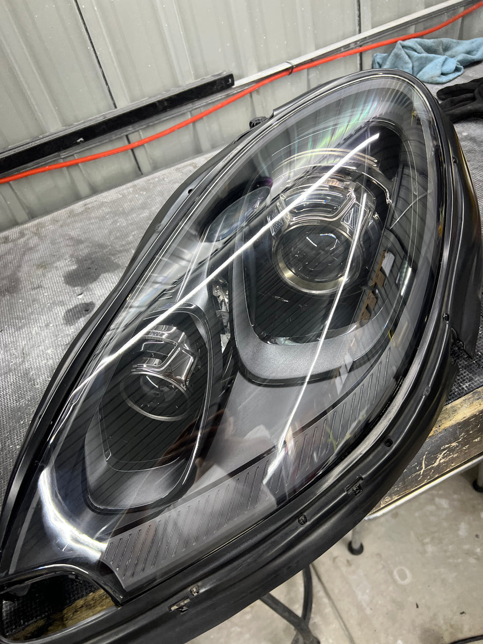 2015-2018 Porsche Macan 95B.1 Headlight Services