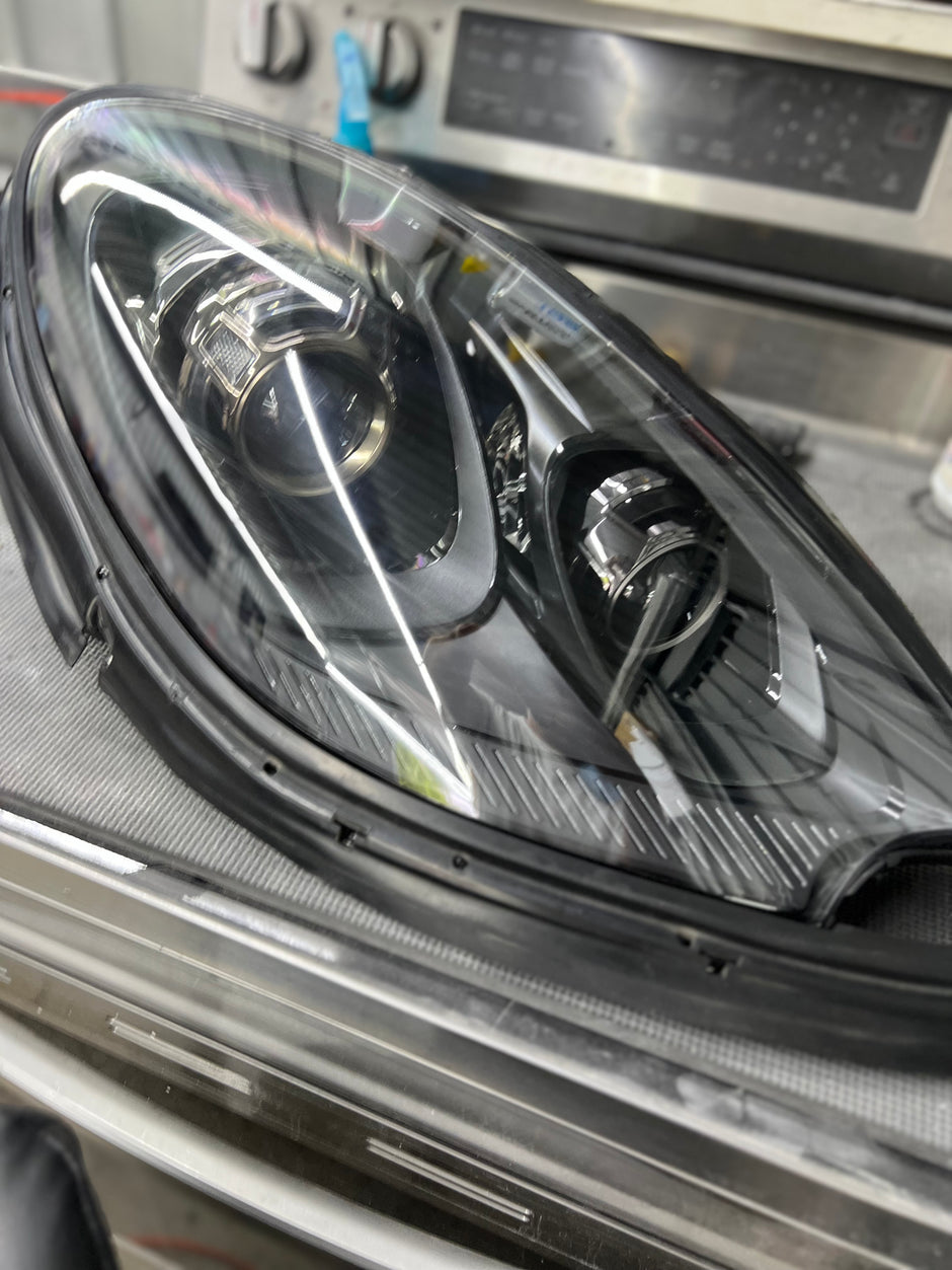 2015-2018 Porsche Macan 95B.1 Headlight Services