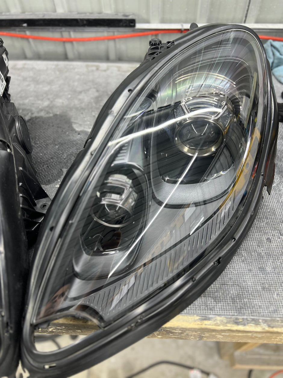 2015-2018 Porsche Macan 95B.1 Headlight Services