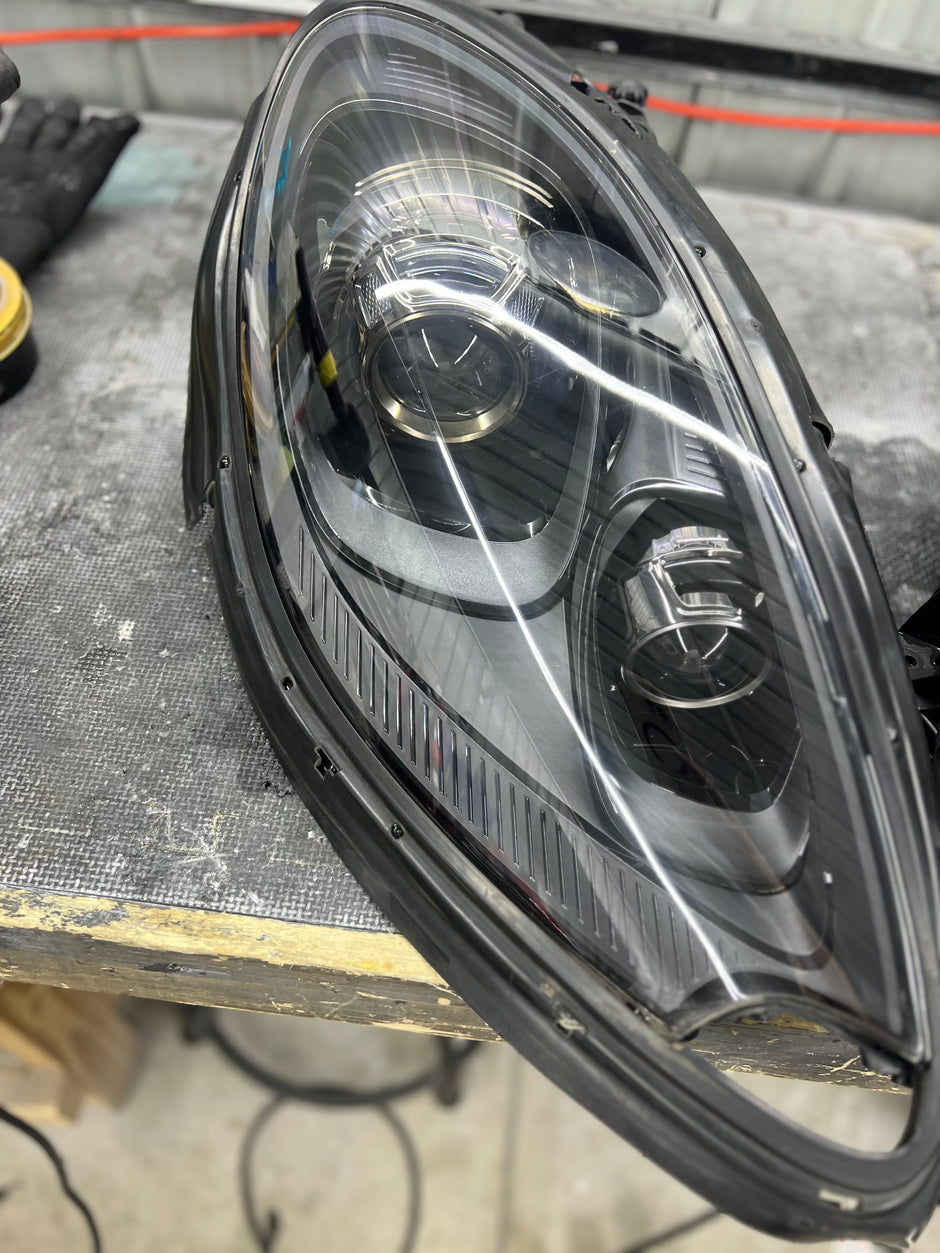 2015-2018 Porsche Macan 95B.1 Headlight Services