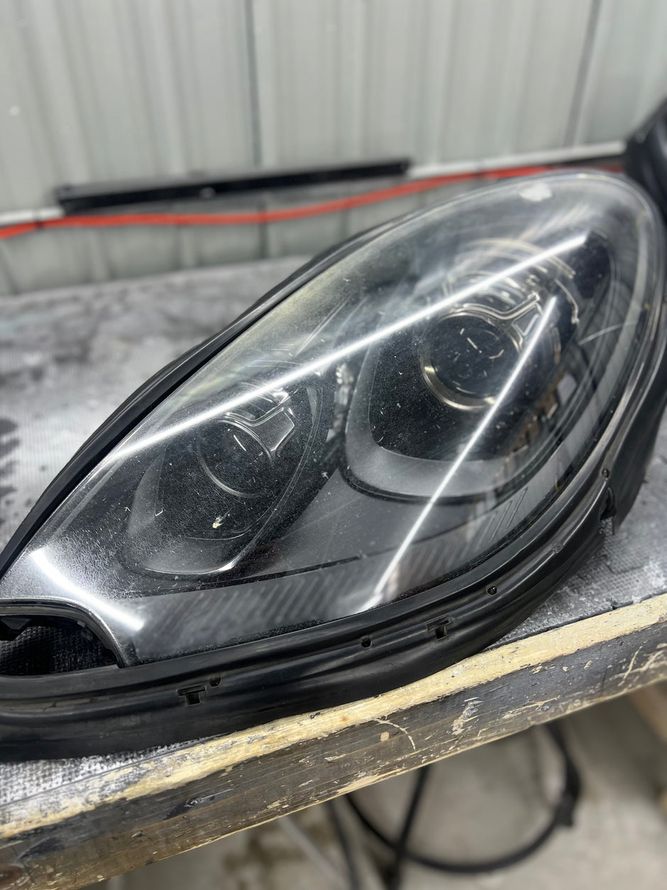 2015-2018 Porsche Macan 95B.1 Headlight Services